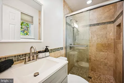 Bath - 800 Hillsboro Dr, Silver Spring, MD 20902 photo 3 of 3