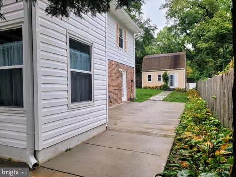Exterior - 2005 Grace Church Rd, Silver Spring, MD 20910 photo 3 of 6