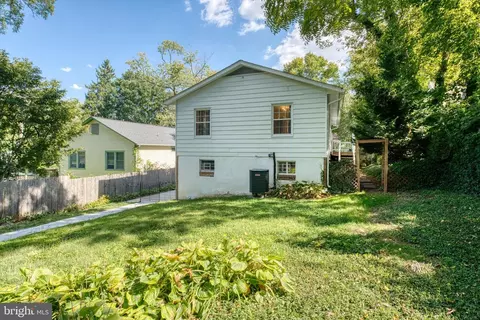 Exterior - 2005 Grace Church Rd, Silver Spring, MD 20910 photo 5 of 6