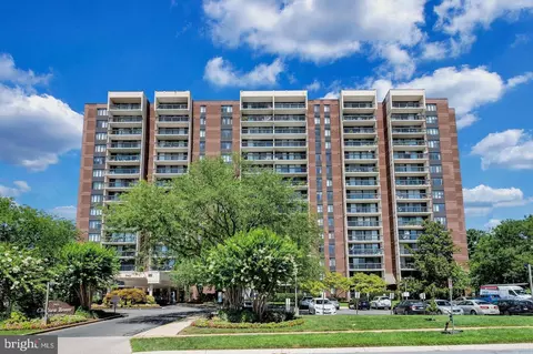 7401 Westlake Ter #210, Bethesda, MD 20817