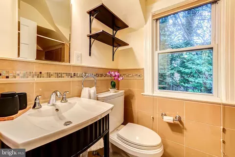 Bath - 4 Park Valley Rd, Silver Spring, MD 20910 photo 2 of 5