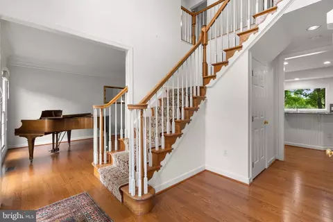 Entry Way - 921 Brick Manor Cir, Silver Spring, MD 20905 photo 2 of 5