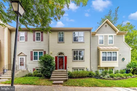 8 Lake Park Ct #934, Germantown, MD 20874