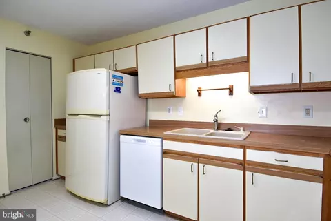 Kitchen - 15107 Interlachen Dr #2-1024, Silver Spring, MD 20906 photo 4 of 5