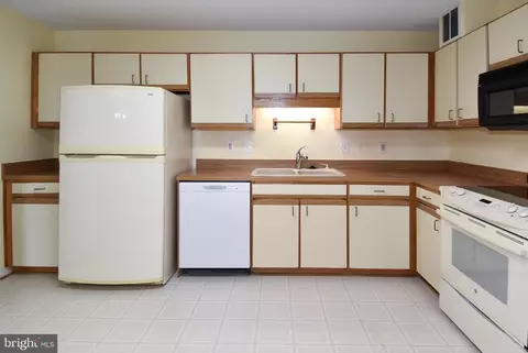 Kitchen - 15107 Interlachen Dr #2-1024, Silver Spring, MD 20906 photo 3 of 5