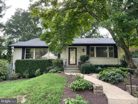3204 Woodhollow Dr, Chevy Chase, MD 20815