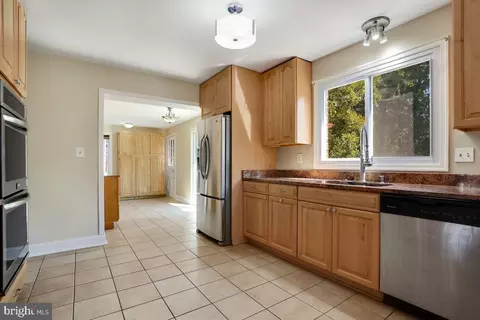 Entry Way - 2420 E Gate Dr, Silver Spring, MD 20906 photo 3 of 8