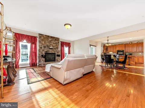 Living - 13923 Schaeffer Rd, Boyds, MD 20841 photo 1 of 2