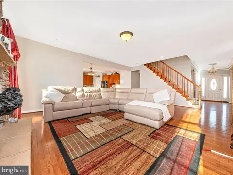 Living - 13923 Schaeffer Rd, Boyds, MD 20841 photo 2 of 2