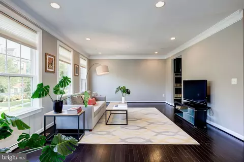 180 Autumn View Dr, Gaithersburg, MD 20878