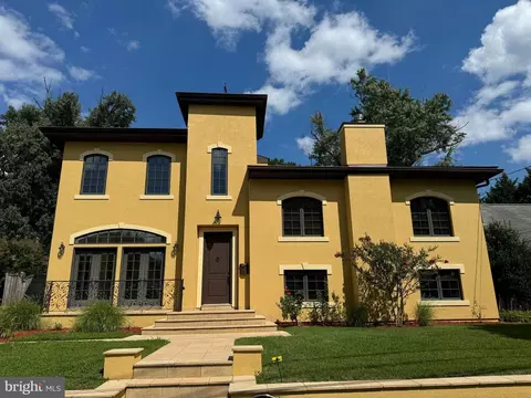 9607 Singleton Dr, Bethesda, MD 20817