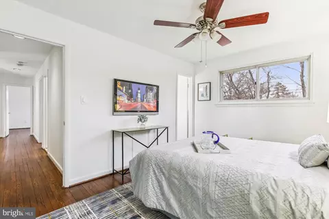 Bedroom - 715 Belgrade Rd N, Silver Spring, MD 20902 photo 2 of 5