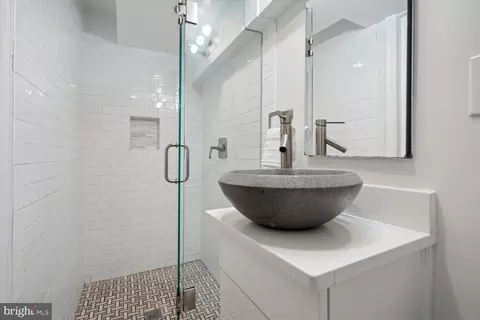 Bath - 9313 Colesville Rd, Silver Spring, MD 20901 photo 3 of 4