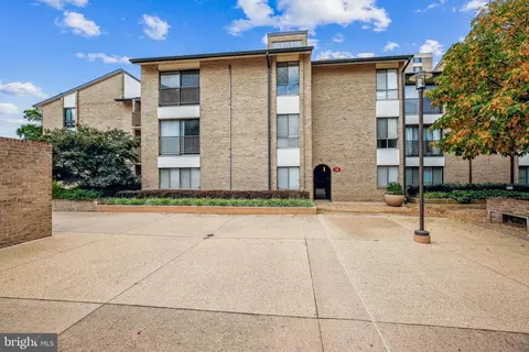 18 Monroe St #18-301, Rockville, MD 20850