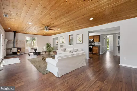 Living - 17109 Butler Rd, Poolesville, MD 20837 photo 2 of 8