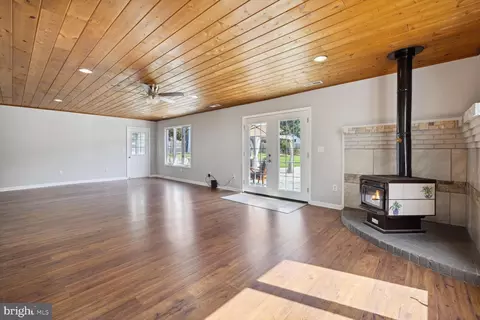 Living - 17109 Butler Rd, Poolesville, MD 20837 photo 3 of 8