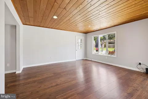 Living - 17109 Butler Rd, Poolesville, MD 20837 photo 7 of 8