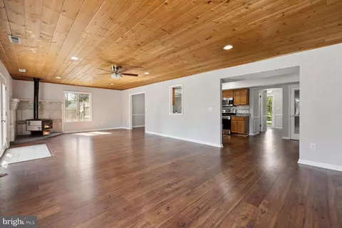 Living - 17109 Butler Rd, Poolesville, MD 20837 photo 4 of 8