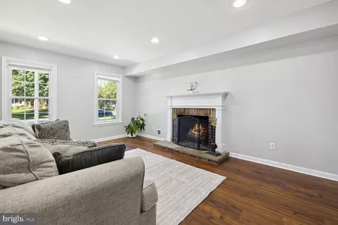 Living - 17109 Butler Rd, Poolesville, MD 20837 photo 5 of 8