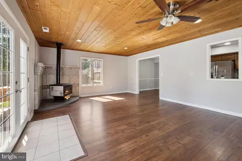 Living - 17109 Butler Rd, Poolesville, MD 20837 photo 6 of 8