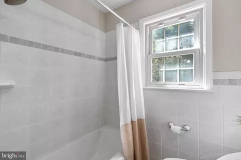 Bath - 707 Northwest Dr, Silver Spring, MD 20901 photo 2 of 4