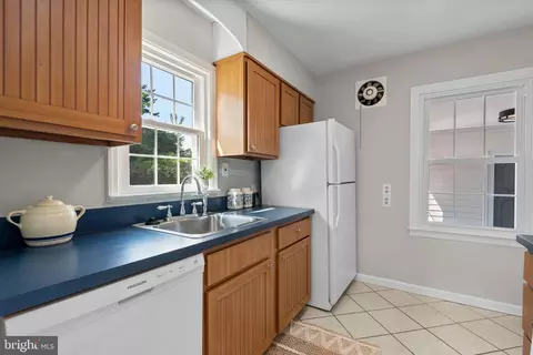 Kitchen - 707 Northwest Dr, Silver Spring, MD 20901 photo 4 of 5