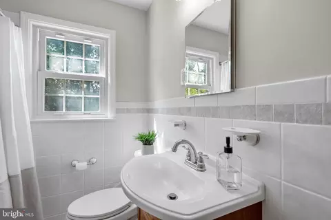 Bath - 707 Northwest Dr, Silver Spring, MD 20901 photo 1 of 4
