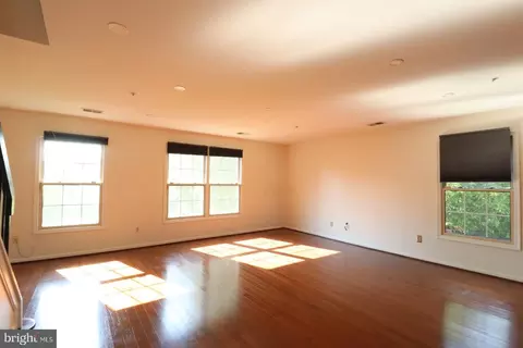 Living - 2057 Westchester Dr #55, Silver Spring, MD 20902 photo 3 of 4