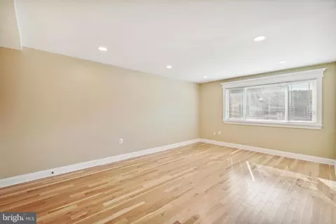 Living - 11512 Bucknell Dr #3, Silver Spring, MD 20902 photo 2 of 3