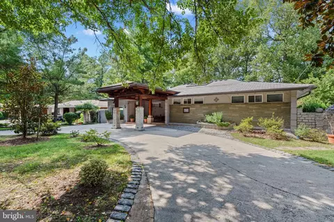 6272 Clearwood Rd, Bethesda, MD 20817