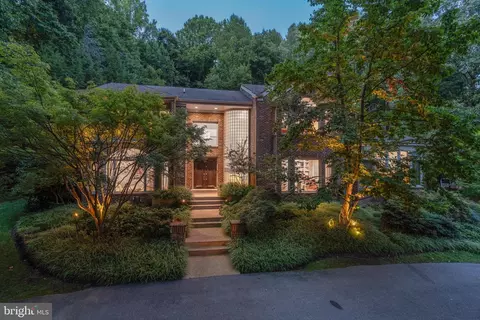 9125 Vendome Dr, Bethesda, MD 20817