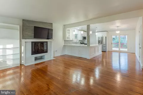 Living - 3316 Estelle Ter, Silver Spring, MD 20906 photo 3 of 4