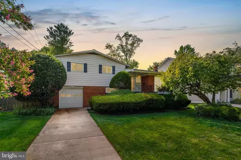 7608 Leesburg Dr, Bethesda, MD 20817
