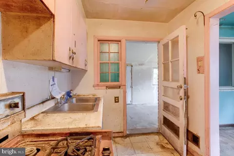 Entry Way - 11926 Centerhill St, Silver Spring, MD 20902 photo 2 of 3