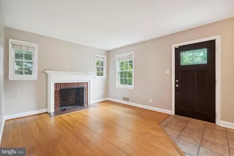 Living - 10208 Carson Pl, Silver Spring, MD 20901 photo 2 of 4