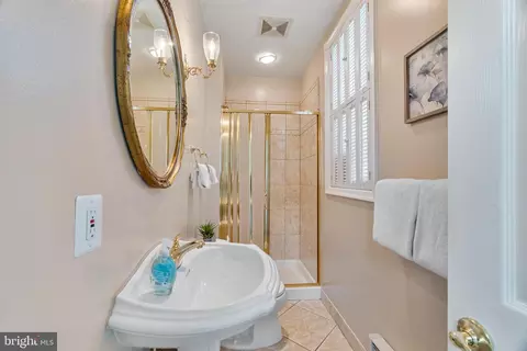 Bath - 15435 Good Hope Rd, Silver Spring, MD 20905 photo 2 of 4