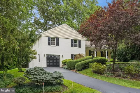 8009 Lilly Stone Dr, Bethesda, MD 20817