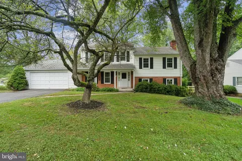 19500 Dubarry Dr, Brookeville, MD 20833