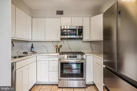 Kitchen - 2100 Washington Ave #8-D, Silver Spring, MD 20910 photo 3 of 4