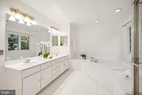 Bath - 13129 Venetian Rd, Silver Spring, MD 20904 photo 2 of 5