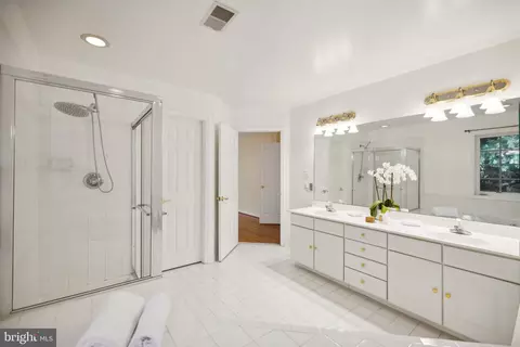 Bath - 13129 Venetian Rd, Silver Spring, MD 20904 photo 3 of 5