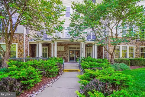 201 High Gables Dr #403, Gaithersburg, MD 20878