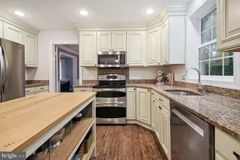 Kitchen - 9437 Tobin Cir, Potomac, MD 20854 photo 2 of 2