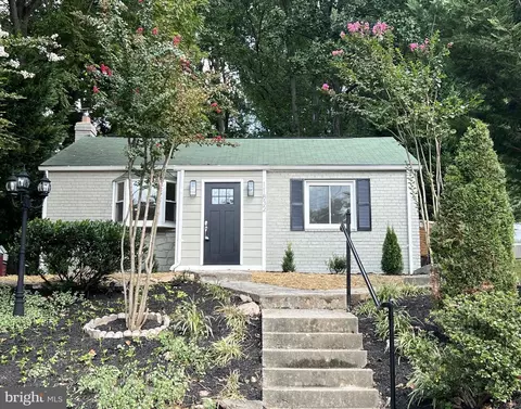 11832 Huggins Dr, Silver Spring, MD 20902 photo 2