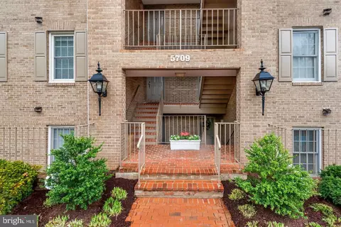 5709 Brewer House Cir #T-2, Rockville, MD 20852