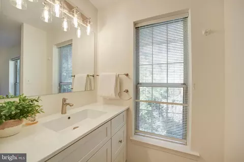 Bath - 2101 Derby Ridge Ln #2-10, Silver Spring, MD 20910 photo 2 of 8