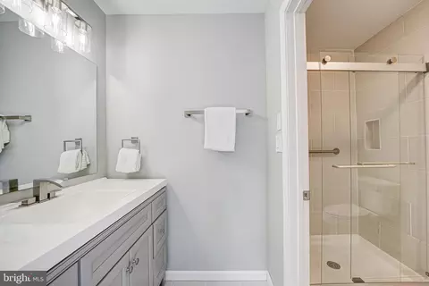Bath - 2101 Derby Ridge Ln #2-10, Silver Spring, MD 20910 photo 6 of 8