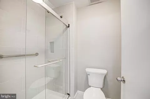 Bath - 2101 Derby Ridge Ln #2-10, Silver Spring, MD 20910 photo 7 of 8