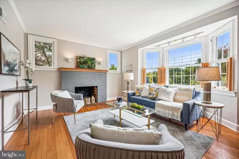 Living - 8904 Colesville Rd, Silver Spring, MD 20910 photo 2 of 4