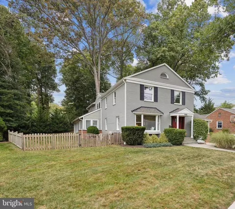 810 Blossom Dr, Rockville, MD 20850